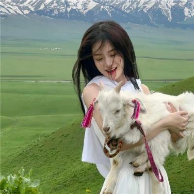 泳池里的女人